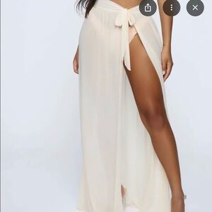 picture shows crème for reference but the color of the skirt is a beige color